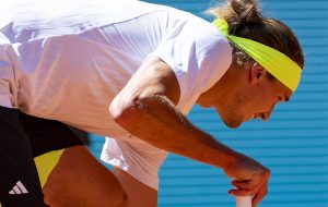 ناگهان عصبانی زورف تلفن همراه خود را بیرون می کشد و هشدار را جمع می کند