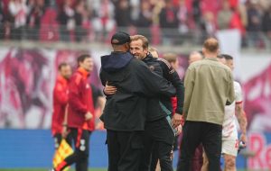 به دلیل سه نفر ، من به ویژه با FC Bayern با مسابقات قهرمانی رفتار می کنم