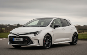 ما از تویوتا GR کرولا نخواسته بودیم که کمتر باحال بشه، ولی حالا این شده ما از تویوتا GR کرولا نخواسته بودیم که کمتر باحال بشه، ولی حالا این شده